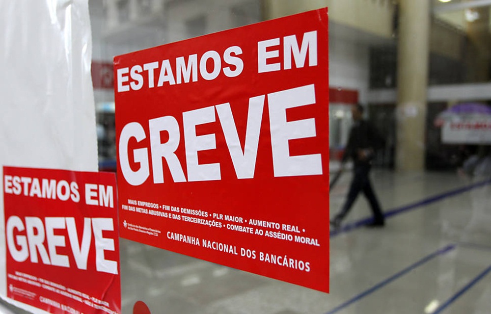 Ir para  <p>A paralisa&ccedil;&atilde;o dos banc&aacute;rios que hoje (6) completa 31 dias pode ser encerrada no fim da tarde desta quinta-feira. O Comando Nacional dos Banc&aacute;rios est&aacute; orientando a categoria a...